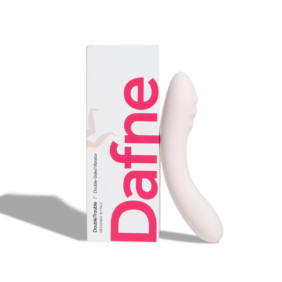 Vibratore in silicone Double Trouble nude accanto alla confezione Dafne, design curvo e finitura liscia su sfondo bianco