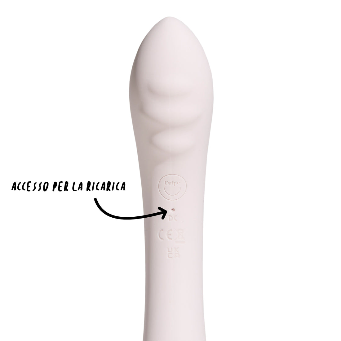 Close-up del vibratore in silicone Double Trouble nude, con indicazione del punto di accesso per la ricarica