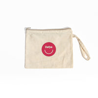 Pochette Dafne in cotone naturale con logo rosso al centro e cinturino laterale, su sfondo bianco
