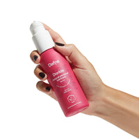 Lubrificante intimo Doride Dafne, neutro, naturale e a base d'acqua, in flacone magenta tenuto in mano su sfondo bianco