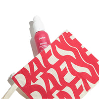 Lubrificante naturale Doride Dafne con pochette in tessuto rosso logato, su sfondo bianco