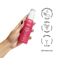 Lubrificante Doride Dafne a base d’acqua tenuto in mano, con icone su pH 5–5.5, dermatologicamente testato, 100% vegano, Made in Italy
