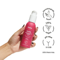 Lubrificante Doride Dafne a base d’acqua tenuto in mano, con icone su pH 5–5.5, dermatologicamente testato, 100% vegano, Made in Italy