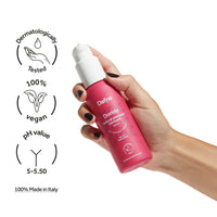 Lubrificante Doride Dafne a base d’acqua tenuto in mano, con icone su pH 5–5.5, dermatologicamente testato, 100% vegano, Made in Italy