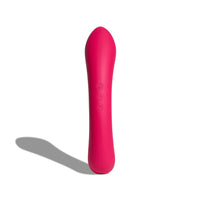 Vibratore Double Trouble rosso in silicone, vista frontale verticale con dettagli dei pulsanti di controllo su sfondo bianco