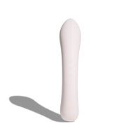 Vibratore Double Trouble nude in silicone, vista frontale verticale con dettagli dei pulsanti di controllo su sfondo bianco