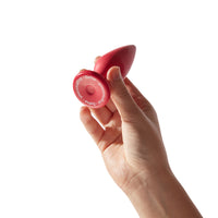 Plug anale Holly Dafne bio based rosso magenta, appoggiato su superficie bianca con base visibile e logo inciso