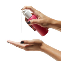 Lubrificante Doride Dafne a base d’acqua erogato su una mano