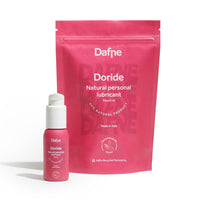 Lubrificante Doride Dafne a base d’acqua con flacone 50 ml e doypack in materiale riciclato, su sfondo bianco