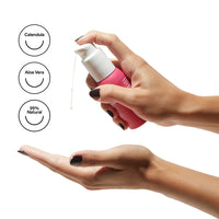 Lubrificante Doride 50 ml Dafne a erogato su una mano e icone Calendula, Aloe vera, 99% naturale su sfondo bianco