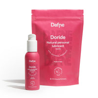 Lubrificante Doride Dafne alla vaniglia, a base d’acqua con flacone e doypack in materiale riciclato, su sfondo bianco