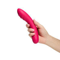 Vibratore in silicone color rosso Double Trouble, tenuto in mano per mostrare forma ergonomica e finitura morbida