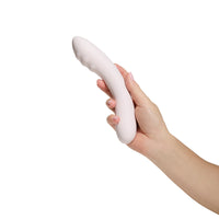 Vibratore in silicone color nude Double Trouble, tenuto in mano per mostrare forma ergonomica e finitura morbida