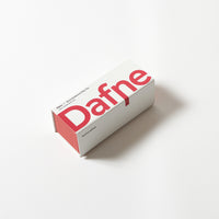 Confezione di Petro dildo in vetro Dafne, scatola bianca con scritta rossa su sfondo neutro