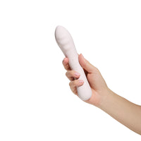 Vibratore in silicone color nude Double Trouble, tenuto in mano per mostrare forma ergonomica e finitura morbida