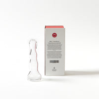 Dildo in vetro Dafne con confezione originale, retro della scatola visibile accanto al toy su sfondo bianco