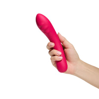 Vibratore in silicone color rosso Double Trouble, tenuto in mano per mostrare forma ergonomica e finitura morbida