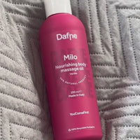Video ravvicinato dell'olio massaggi Milo Dafne, mostrandone la texture