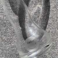 Video ravvicinato di Petro, dildo in vetro Dafne, con luce naturale che evidenzia trasparenze, linee curve e logo inciso