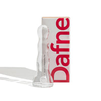 Petro dildo in vetro artigianale accanto alla confezione Dafne, su sfondo bianco