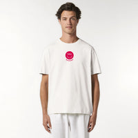 T-shirt unisex in cotone organico Dafne, colore bianco con logo rosso magenta sul petto, indossata da modello, su sfondo neutro