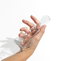 Petro dildo in vetro artigianale Dafne, tenuto in mano per mostrare forma