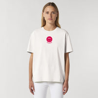 T-shirt unisex in cotone organico Dafne, colore bianco con logo rosso magenta sul petto, indossata da modella, su sfondo neutro