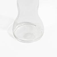 Dettaglio della base del dildo in vetro Dafne, con incisione del logo visibile su sfondo bianco