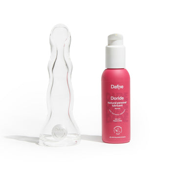 Set Dafne Hot n Cold con dildo in vetro Petro e lubrificante naturale Doride, confezioni su sfondo bianco