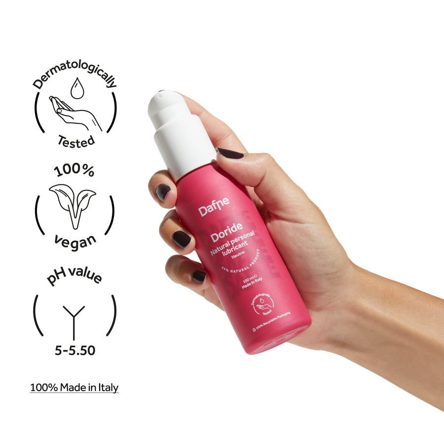 Lubrificante Doride Dafne a base d’acqua tenuto in mano, con icone su pH 5–5.5, dermatologicamente testato, 100% vegano, Made in Italy