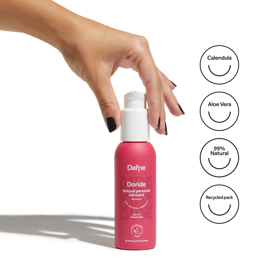 Lubrificante Doride Dafne impugnato da una mano, con icone che evidenziano aloe vera, calendula, formula 99% naturale e packaging riciclato