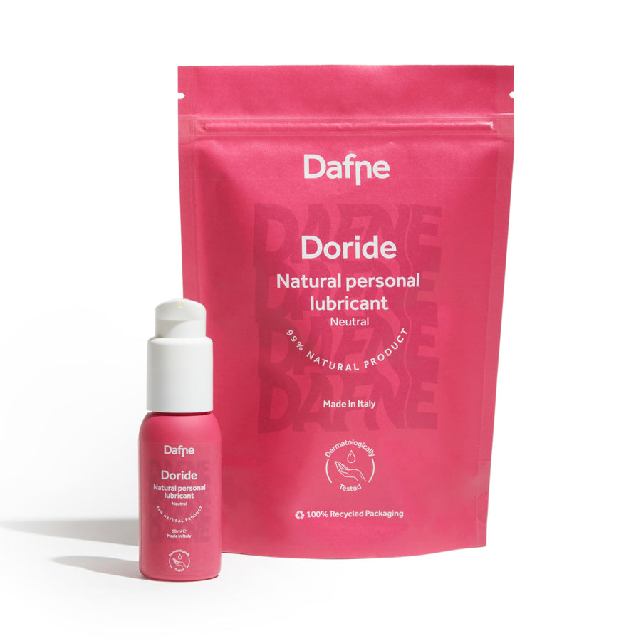 Lubrificante Doride Dafne a base d’acqua con flacone 50 ml e doypack in materiale riciclato, su sfondo bianco