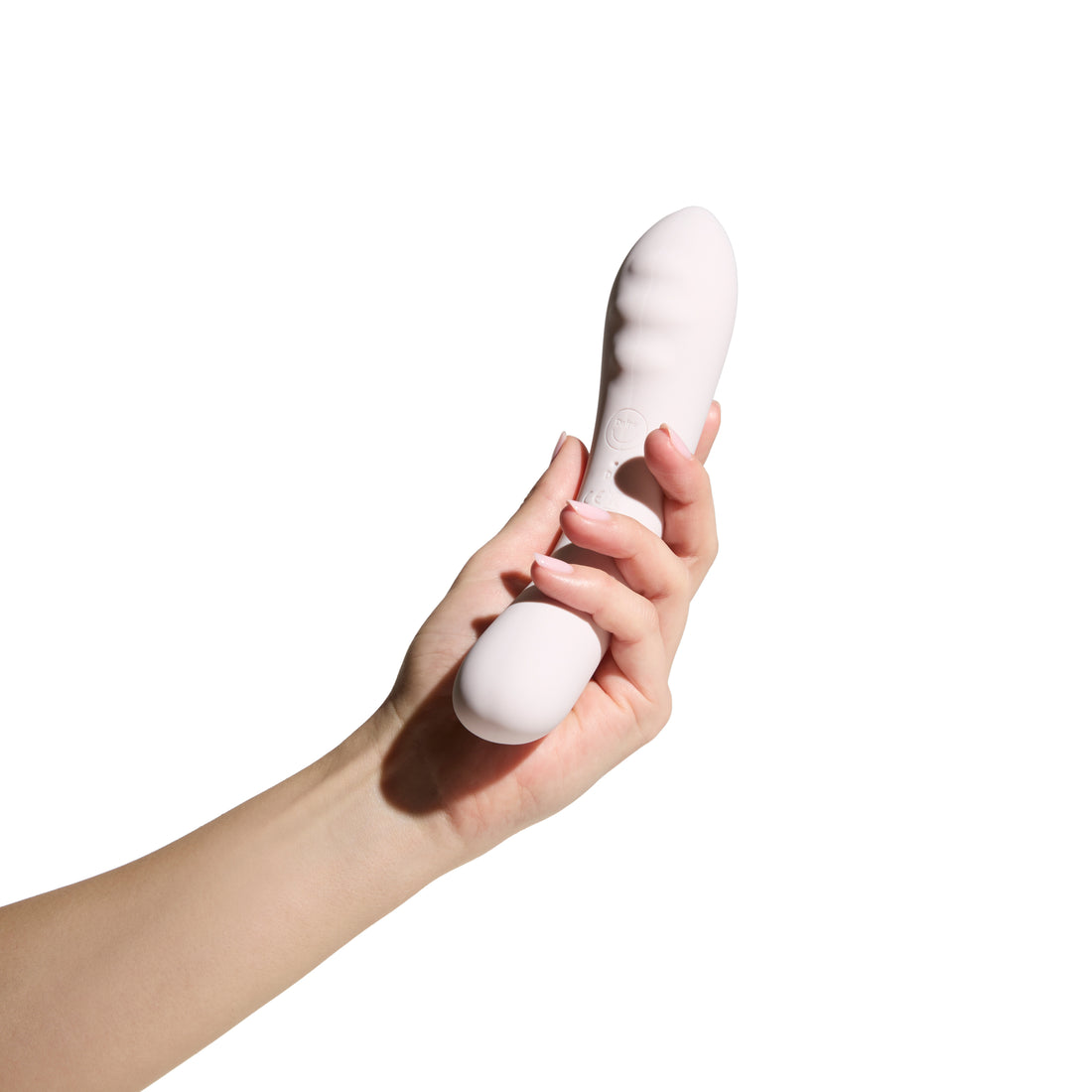 Vibratore in silicone color nude Double Trouble, tenuto in mano per mostrare forma ergonomica e finitura morbida