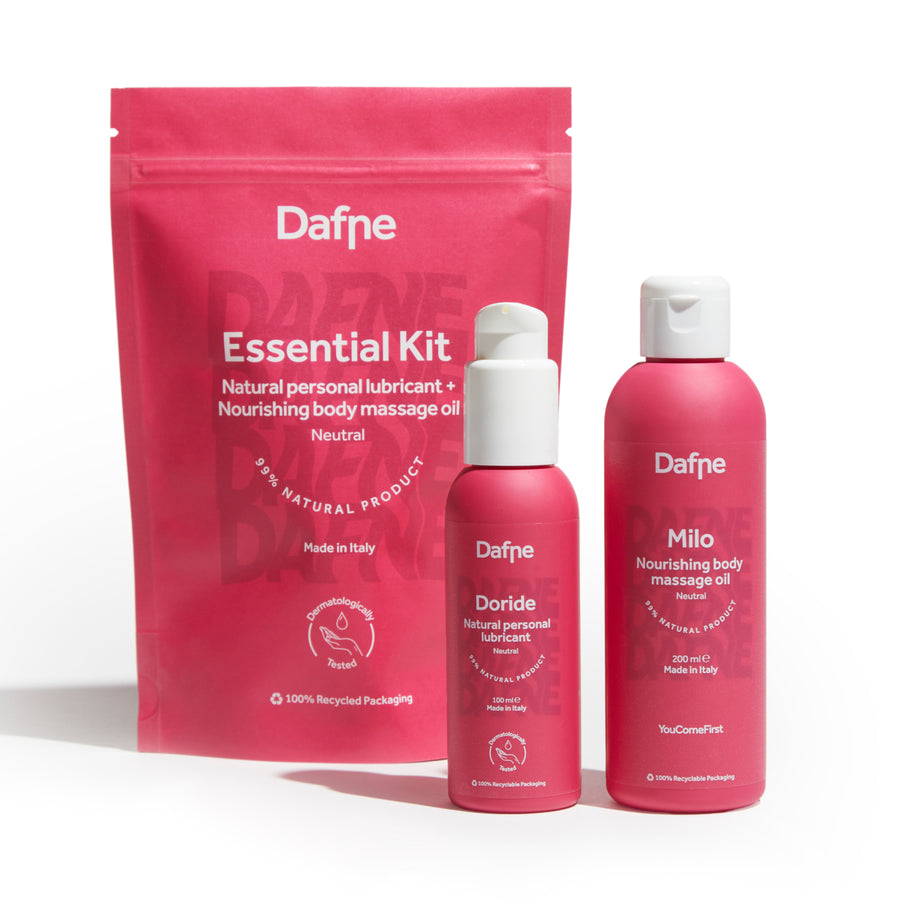 Essential Kit Dafne con olio  massaggio Milo e lubrificante Doride in flacone e doypack in materiale riciclato su sfondo bianco