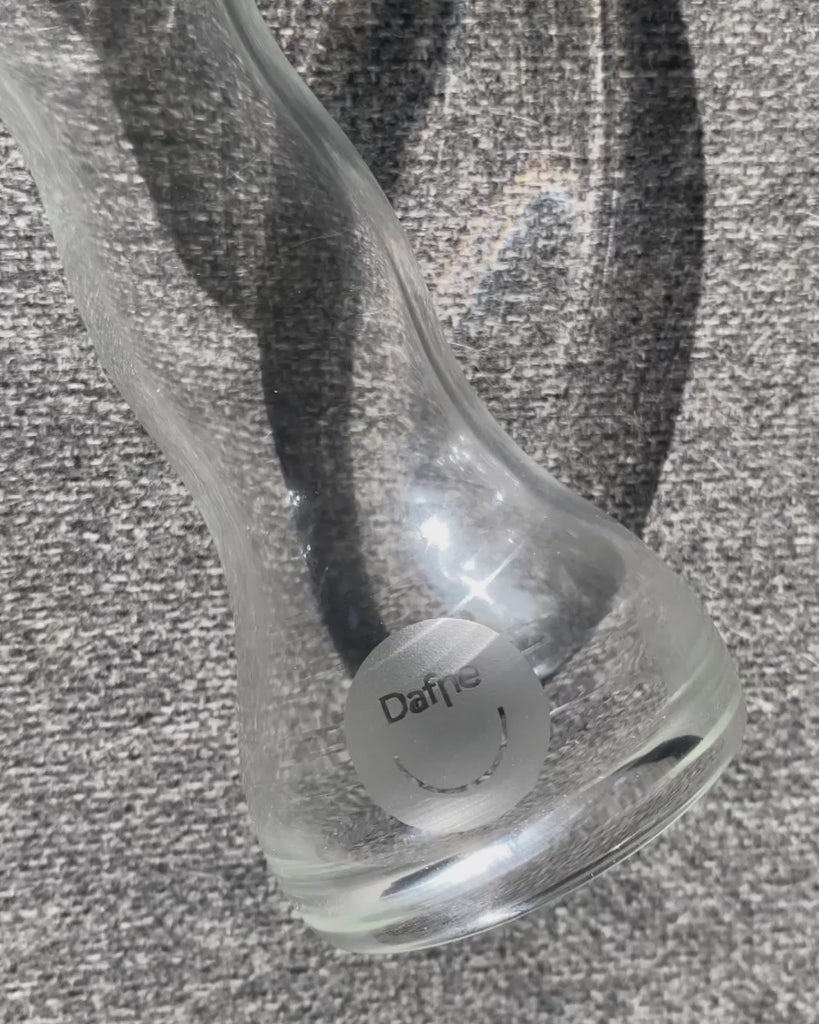 Video ravvicinato di Petro, dildo in vetro Dafne, con luce naturale che evidenzia trasparenze, linee curve e logo inciso