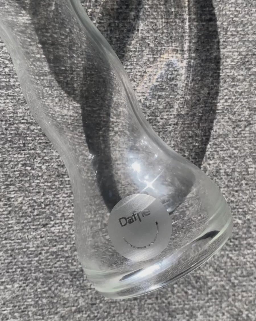 Video ravvicinato di Petro, dildo in vetro Dafne, con luce naturale che evidenzia trasparenze, linee curve e logo inciso