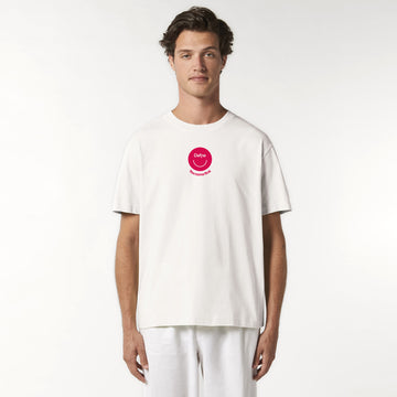 T-shirt unisex in cotone organico Dafne, colore bianco con logo rosso magenta sul petto, indossata da modello, su sfondo neutro