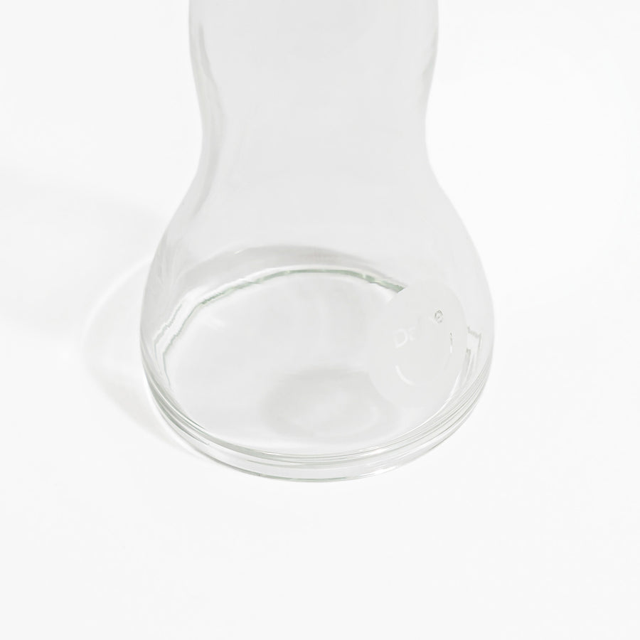 Dettaglio della base del dildo in vetro Dafne, con incisione del logo visibile su sfondo bianco